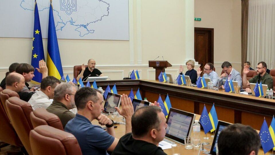 Кабмин на заседании 11 августа снял ограничения на выезд за границу лиц, чьи родные погибли или пропали без вести во время участия в АТО