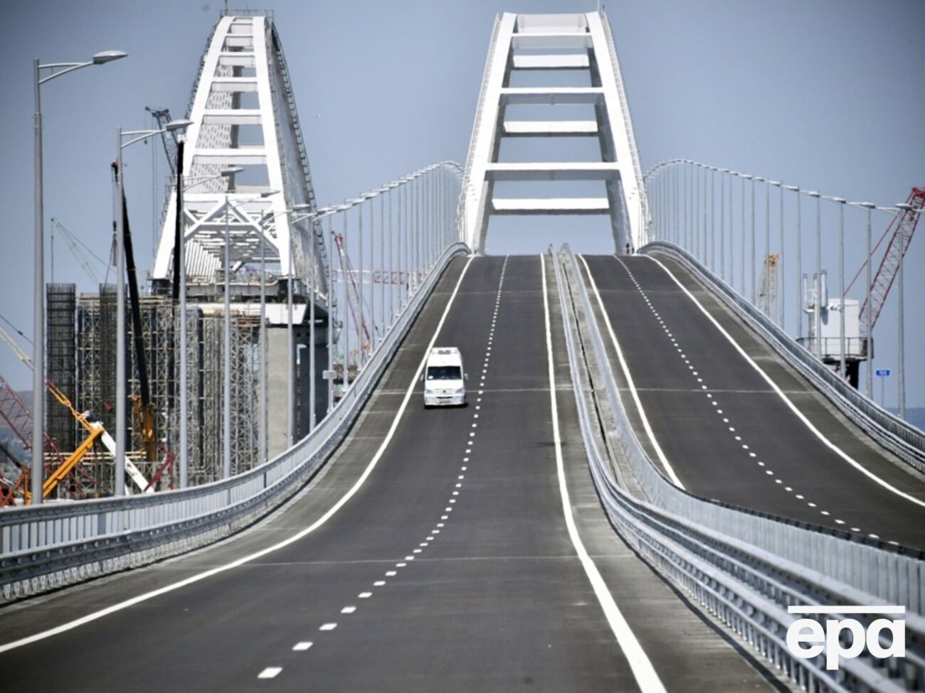 Оккупанты ночью закрывали движение по Крымскому мосту