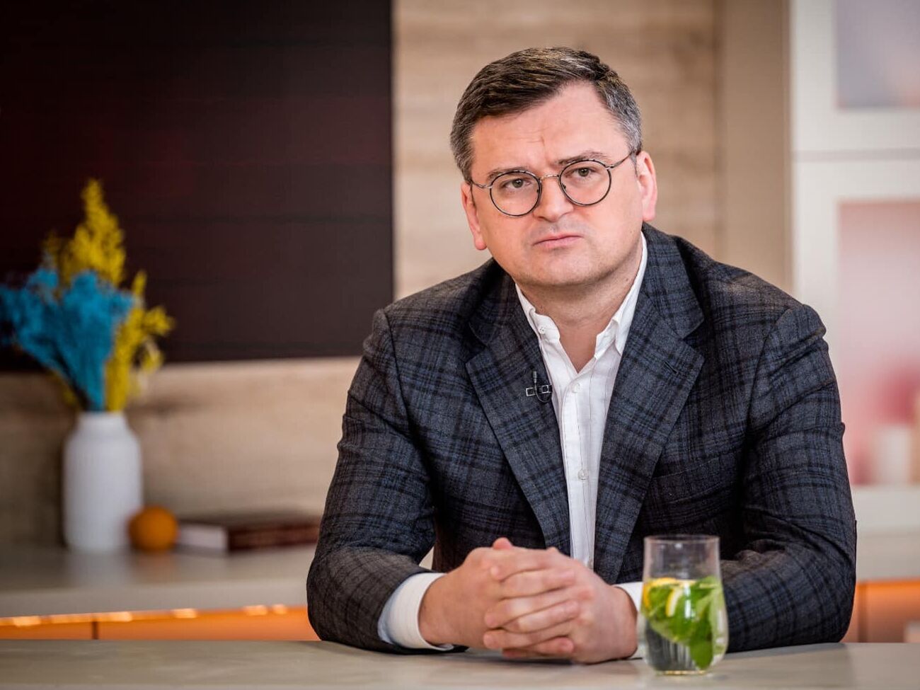 Задачу, чтобы у россиян земля под ногами пылала по всему миру, никто не отменял, заявил глава МИД