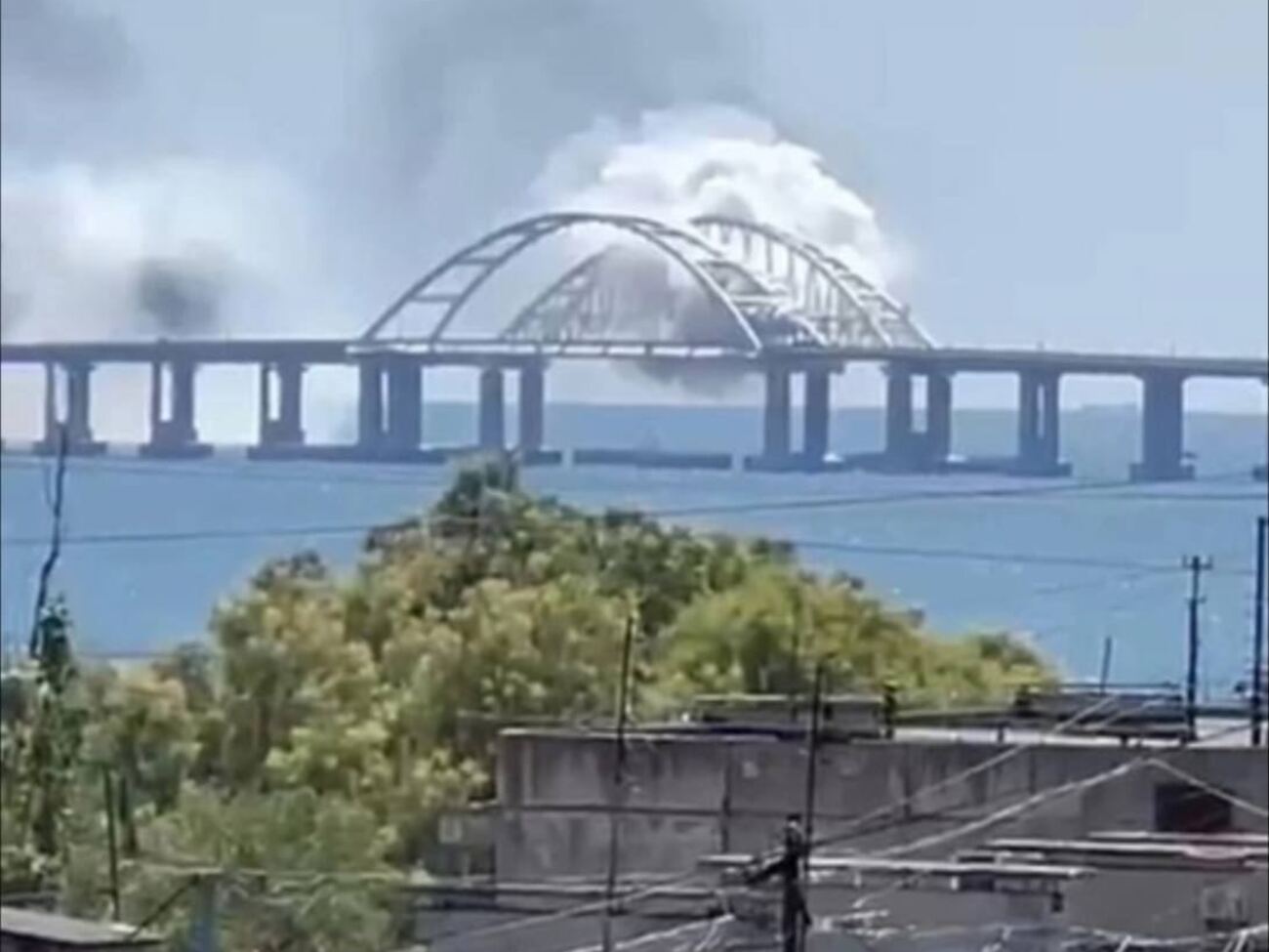 Построенный оккупантами мост снова в дыму