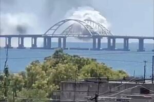 Построенный оккупантами мост снова в дыму