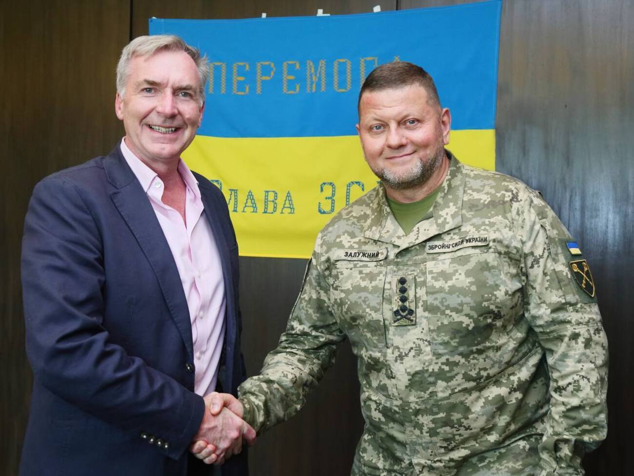 Залужний (праворуч) висловив Радакіну подяку за підтримку України у боротьбі з російським агресором