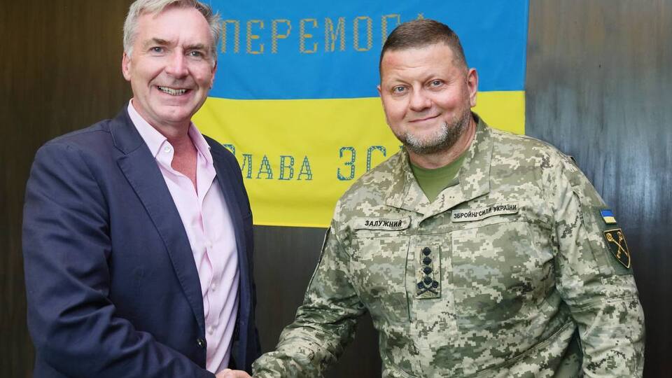 Залужний (праворуч) висловив Радакіну подяку за підтримку України у боротьбі з російським агресором