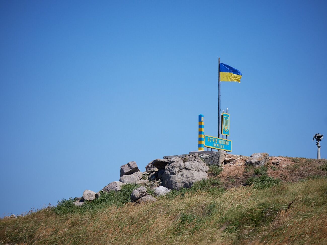 Прежний пограничный знак, который стоял на острове, был уничтожен российскими захватчиками