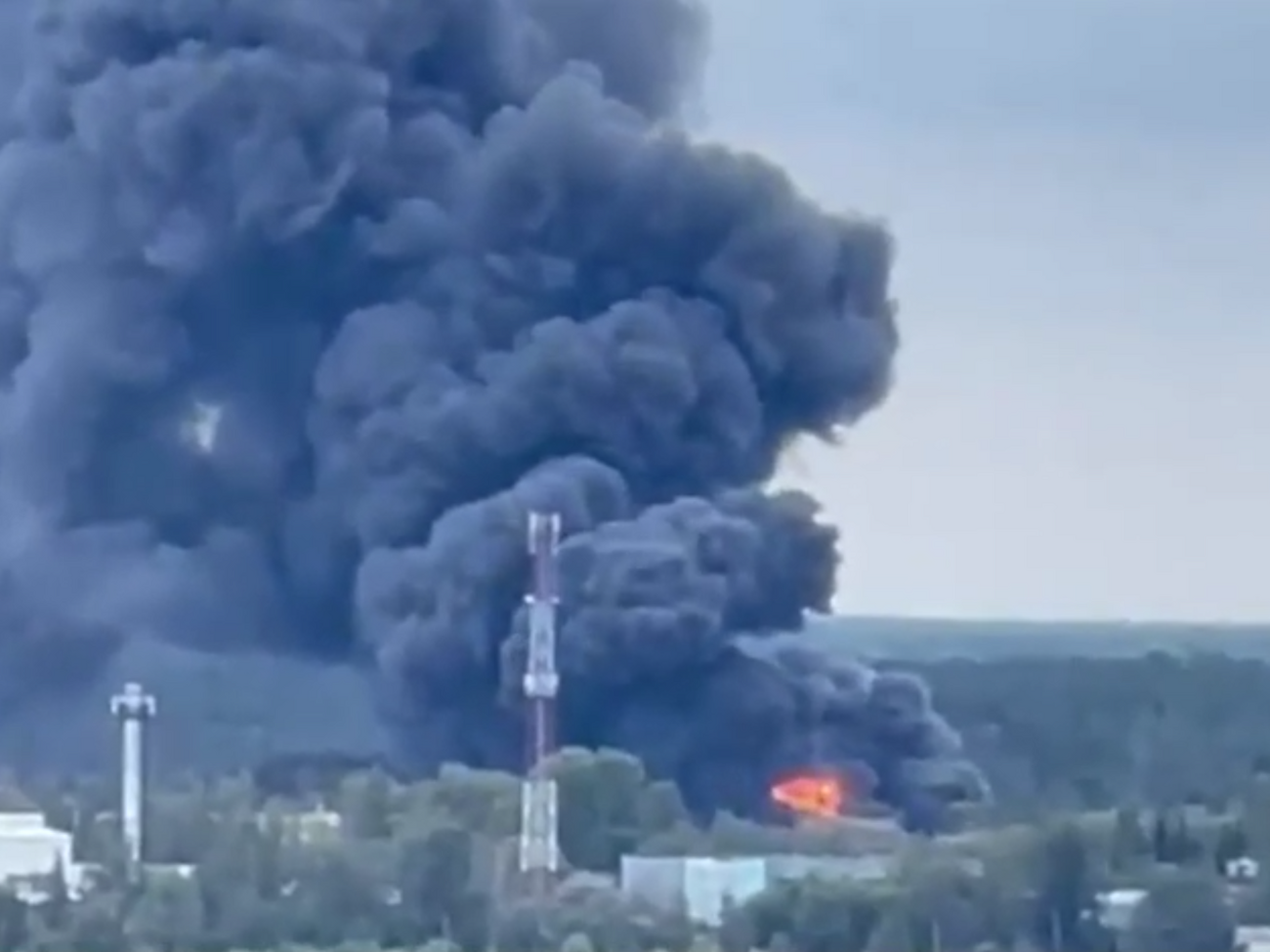 В Раменском под Москвой горит склад