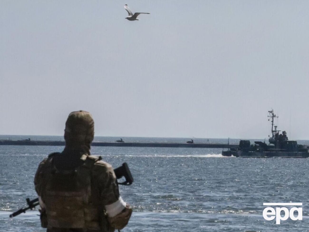 Российские военные открыли "предупредительный огонь" по гражданскому судну