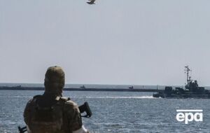 Российские военные открыли "предупредительный огонь" по гражданскому судну