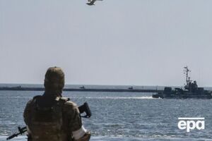 Российские военные открыли "предупредительный огонь" по гражданскому судну
