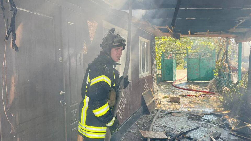 Після ворожих обстрілів виникли пожежі у приватних домоволодіннях