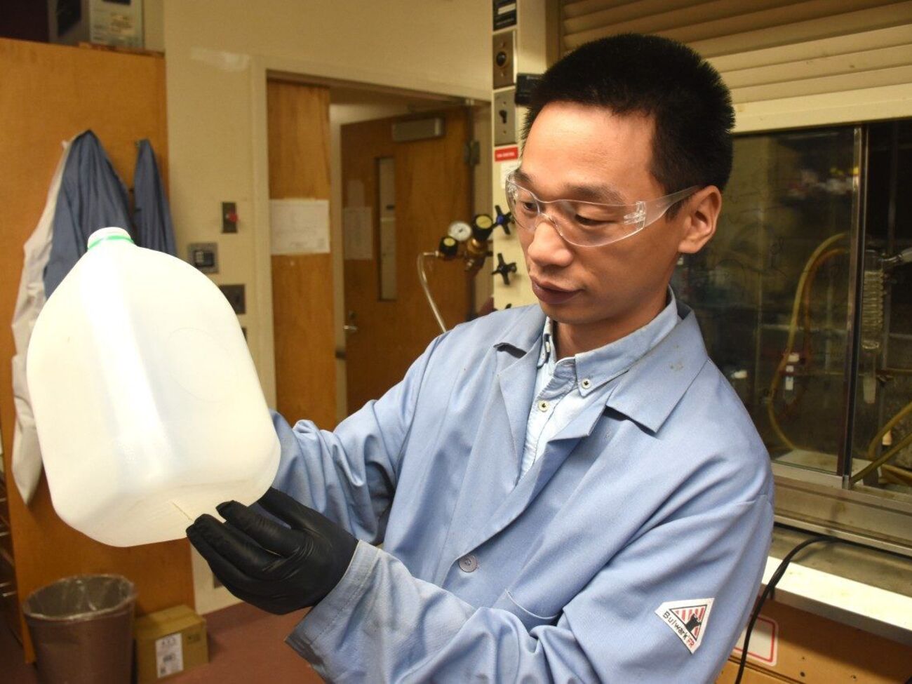 Ученый сделал мыло из пластика, сжигая его