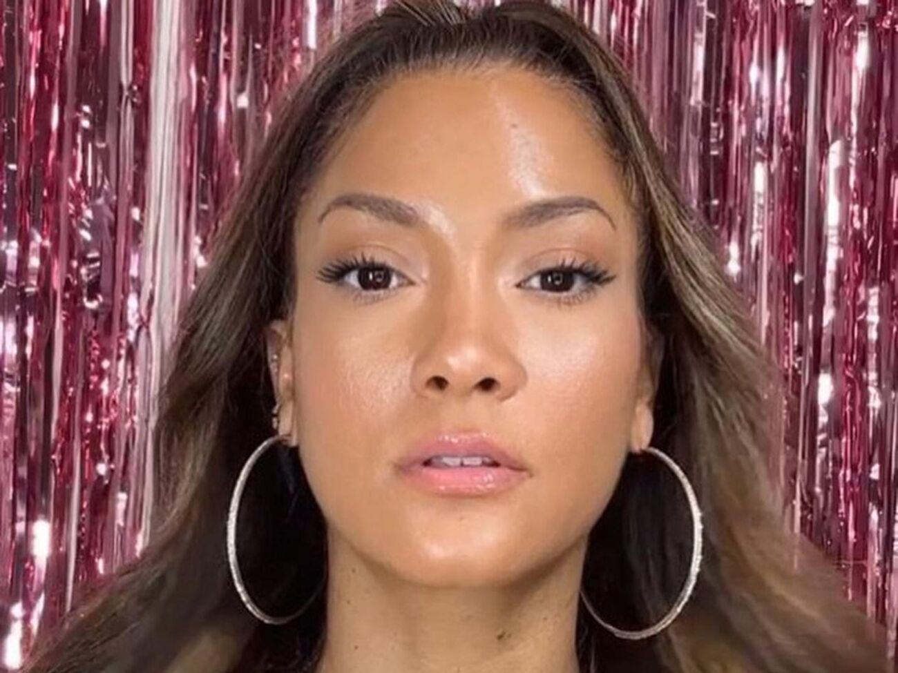 Визажист использует для тона лица несколько средств