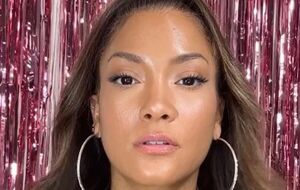 Візажистка використовує для тону обличчя кілька засобів