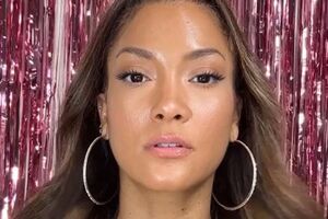 Визажист использует для тона лица несколько средств