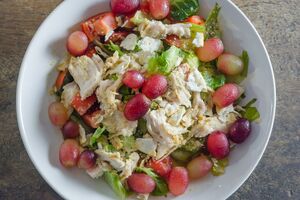 Виноград – один из ингредиентов этого салата