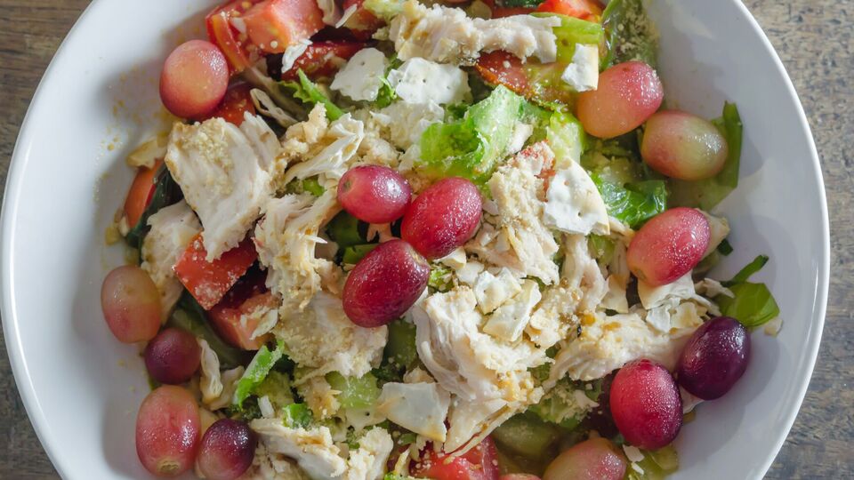 Виноград – один з інгредієнтів цього салату