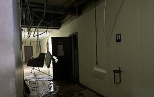 В результате падения обломков российских ракет в городе начались пожары