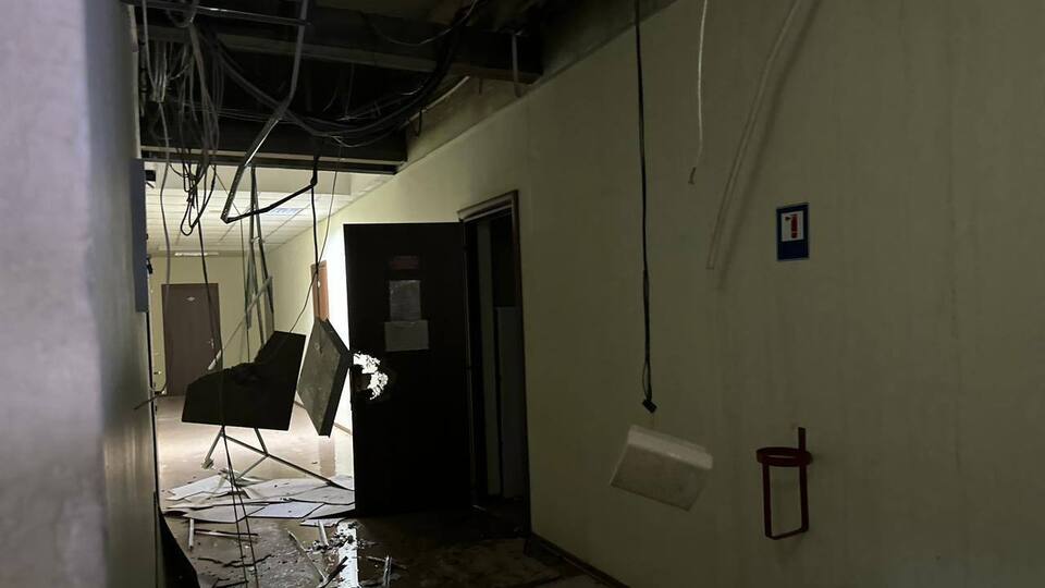 В результате падения обломков российских ракет в городе начались пожары