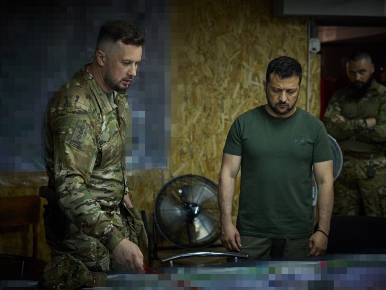 Зеленский заявил, что получает общую информацию, но хотел лично посетить каждую из бригад. На фото он с командиром 3-й штурмовой, лидером "Нацкорпуса" Андреем Билецким