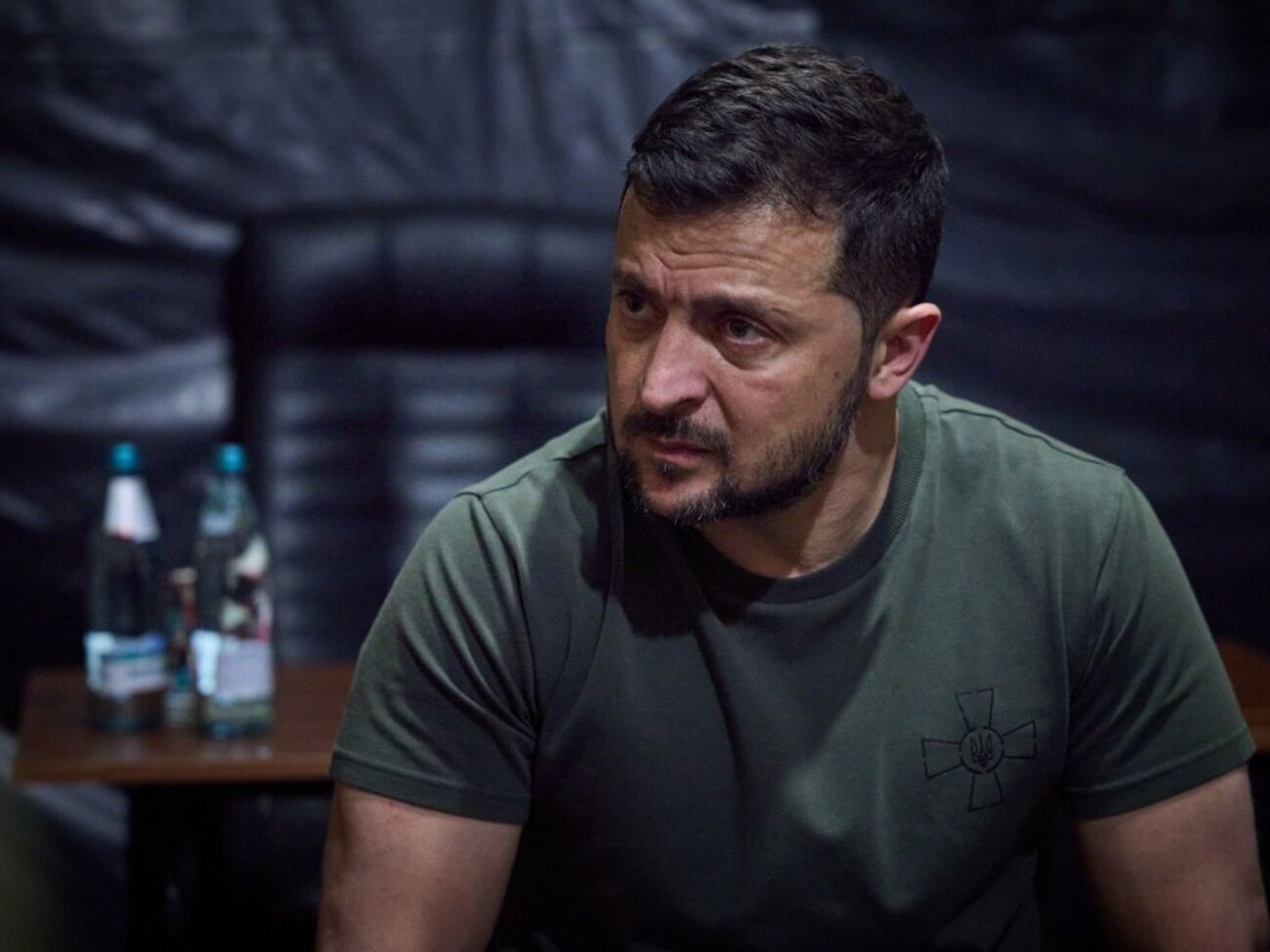 Зеленський: Усі на війні. Україна у війні. І хто не б'ється на передовій, той має допомагати битися. І не в барах, не у клубах, не перегонами на вулицях чи якимось показовим споживанням, а цілком конкретною допомогою воїнам