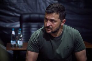 Зеленський: Усі на війні. Україна у війні. І хто не б'ється на передовій, той має допомагати битися. І не в барах, не у клубах, не перегонами на вулицях чи якимось показовим споживанням, а цілком конкретною допомогою воїнам