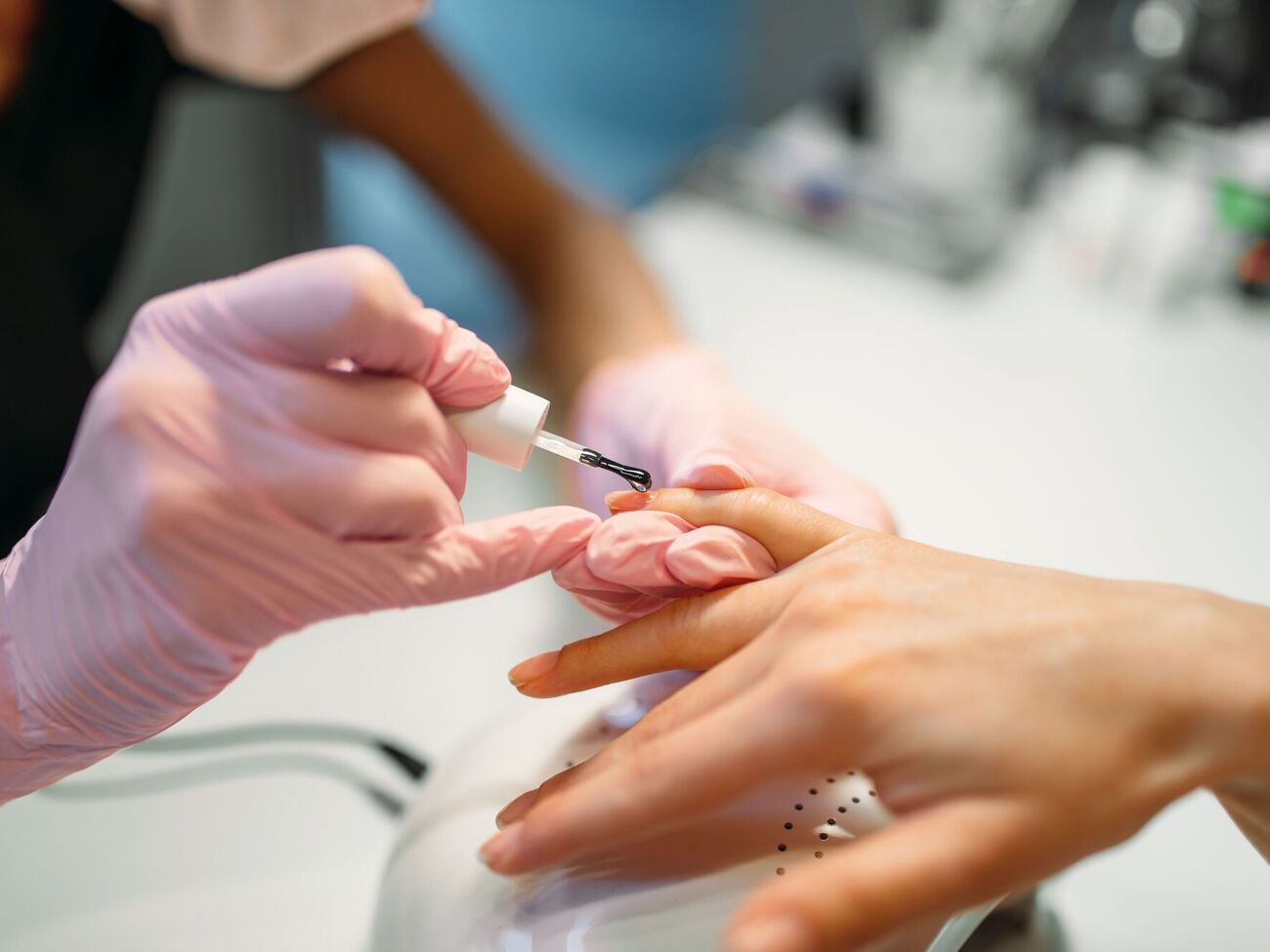 Майстриня намалювала квіти на світлому тлі