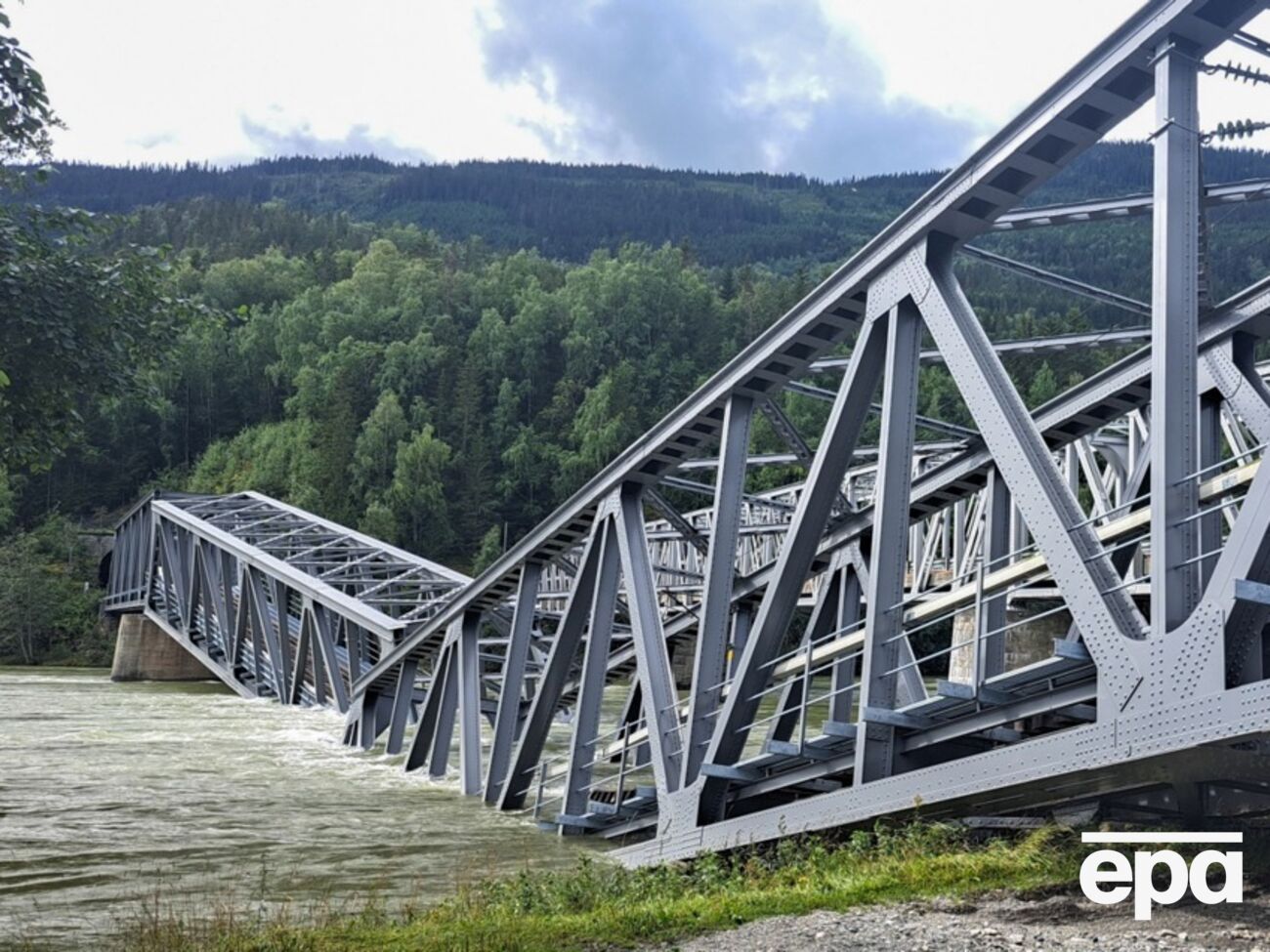 У Норвегії через дощі обвалився залізничний міст. Фоторепортаж
