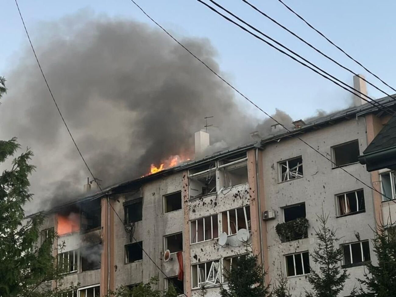 Всего во время утренних ударов в городе повреждено более 100 квартир