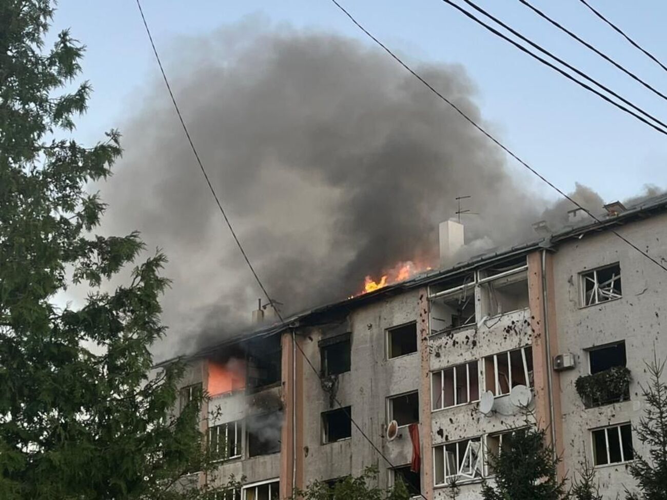 Во Львове в жилом доме после одного из прилетов возник пожар