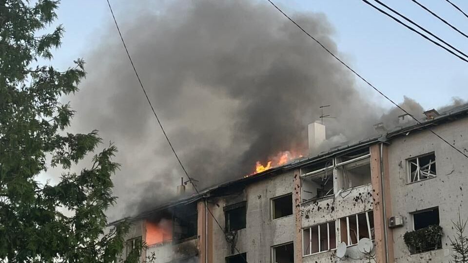 Во Львове в жилом доме после одного из прилетов возник пожар