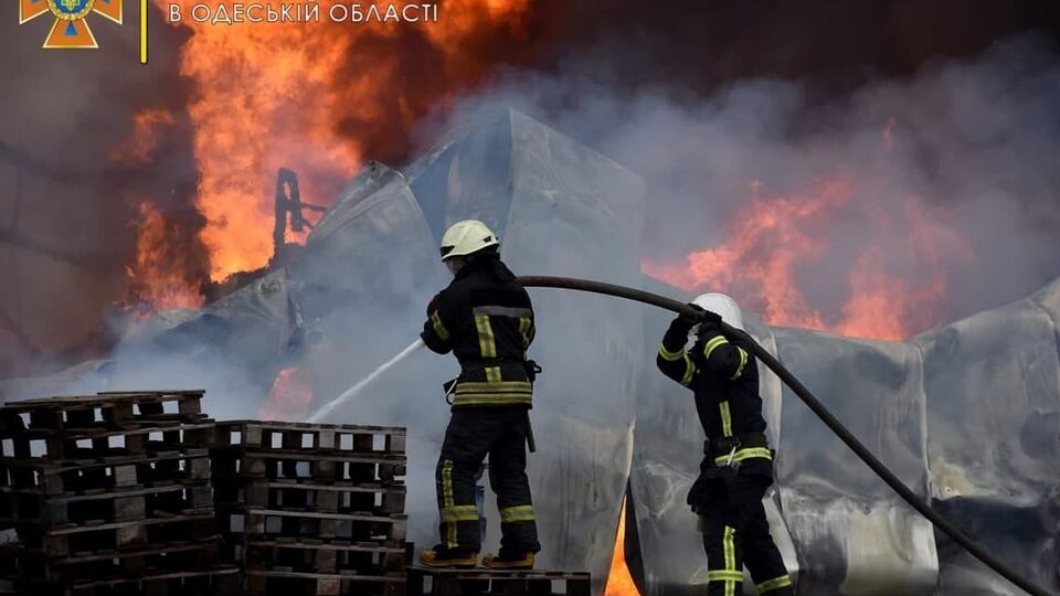 У Дніпрі після російського прильоту рятувальники локалізували пожежу на підприємстві