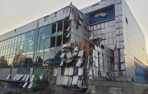 В бассейне "Метеор" в Днепре занимаются ликвидацией последствий российского прилета