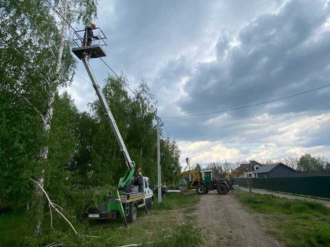 Фахівці відновлюють мережі, щойно дістають дозвіл від військових і рятувальників