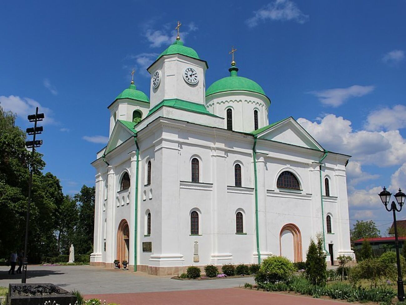 2003 року виконком Канівської міськради дав УПЦ МП дозвіл на оформлення права власності на собор