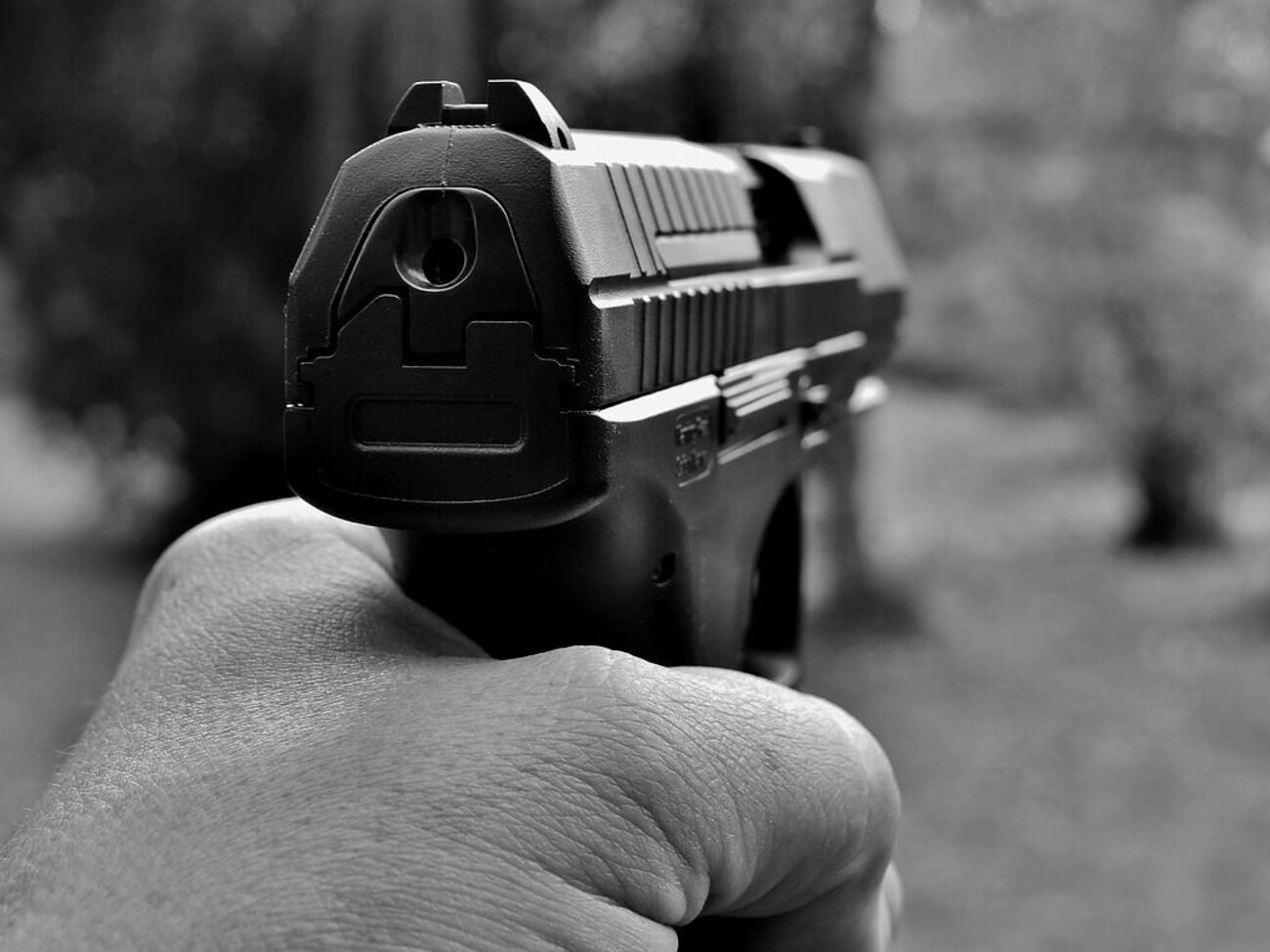 Узлова зазначила, що Поворознюк тримав пістолет