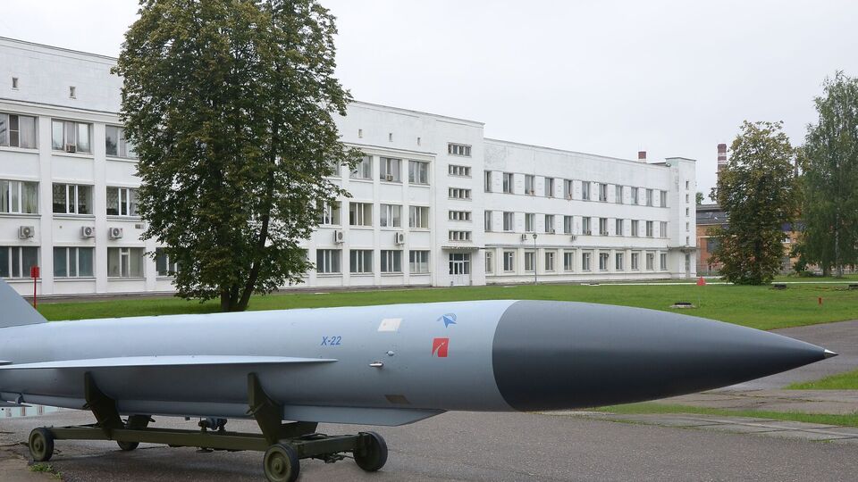 Игнат объяснил, что ракета Х-22 хоть и считается крылатой, но является сверхзвуковой