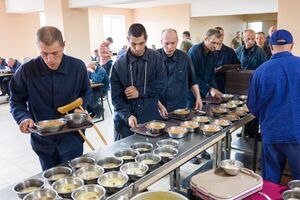 У російських окупантів у таборі триразове харчування