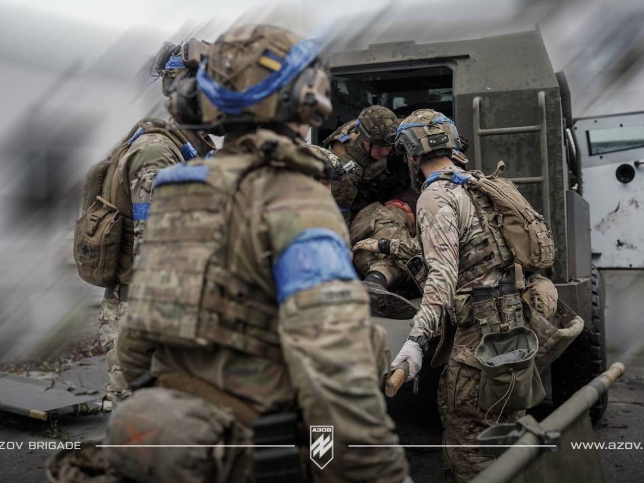 "Азов" показал работу стабпункта, куда привозят раненых с передовой. Фоторепортаж