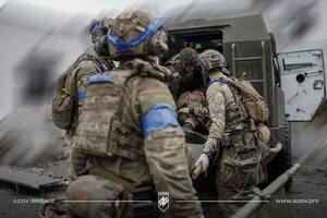 "Азов" показал работу стабпункта, куда привозят раненых с передовой. Фоторепортаж