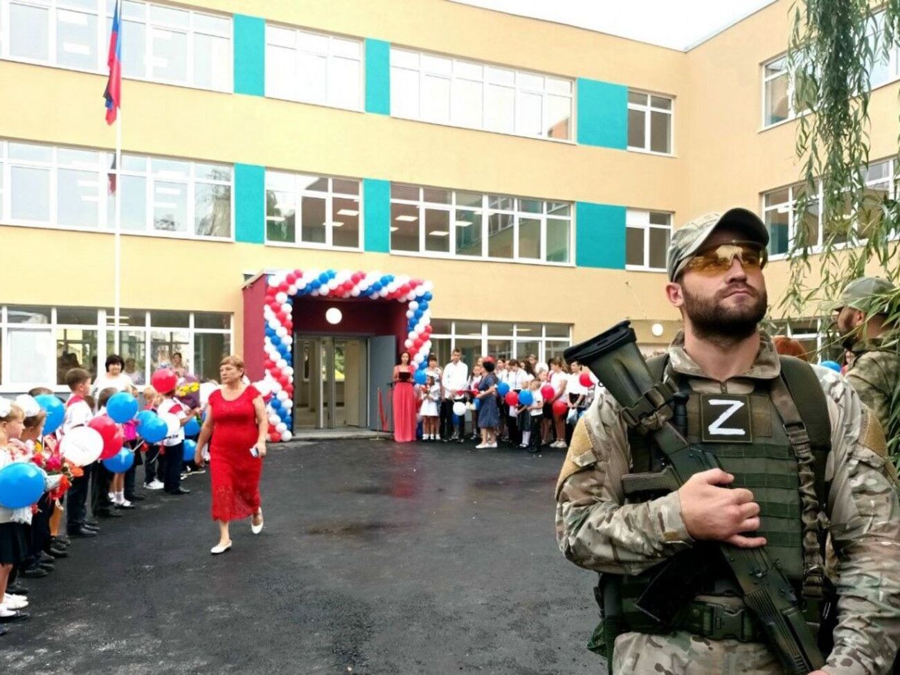 Женщина организовывала учебный процесс по российской программе