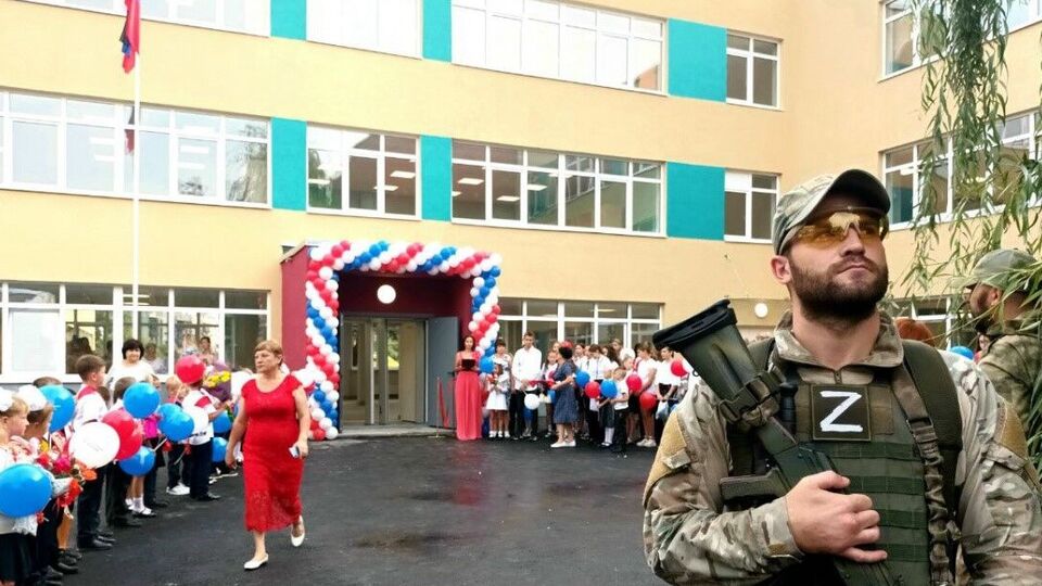 Женщина организовывала учебный процесс по российской программе