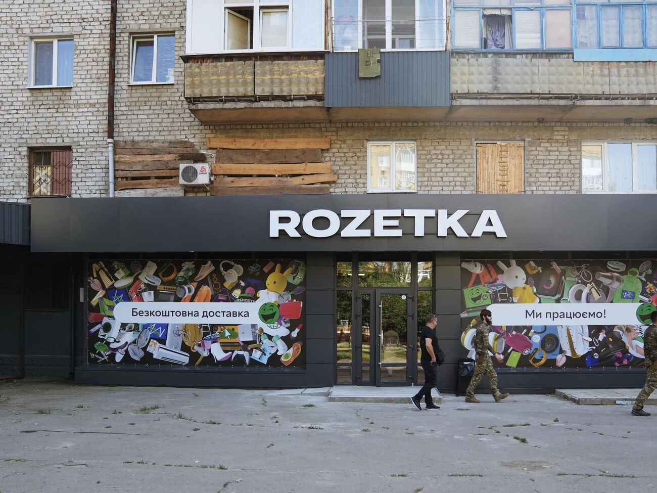 Мы открыли магазины в прифронтовых Краматорске и Константиновке. Несмотря на обстрелы и страх, люди там продолжают жить, любить и даже делать консервацию