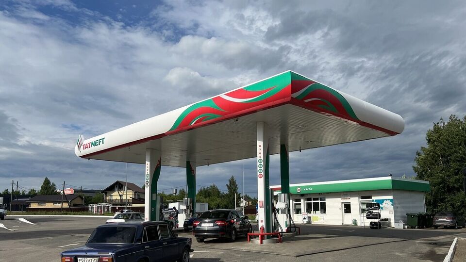 В мае суд арестовал 115 заправок и нефтебаз и 118 бензовозов "Татнефти", сообщали правоохранители