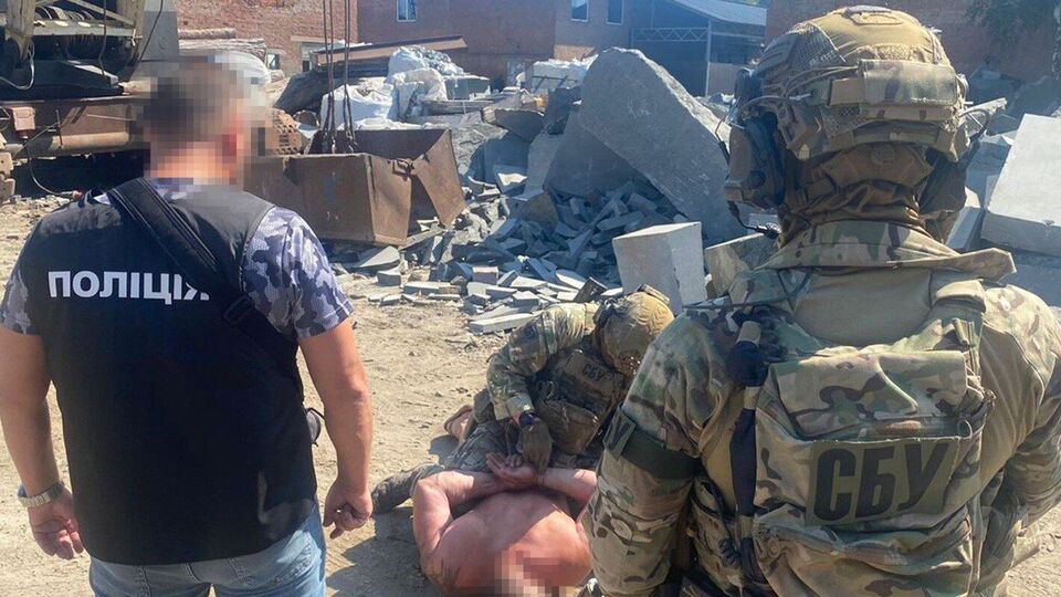 У Житомирській області викрили банду рекетирів, які "вибивали" гроші з військовослужбовця ЗСУ