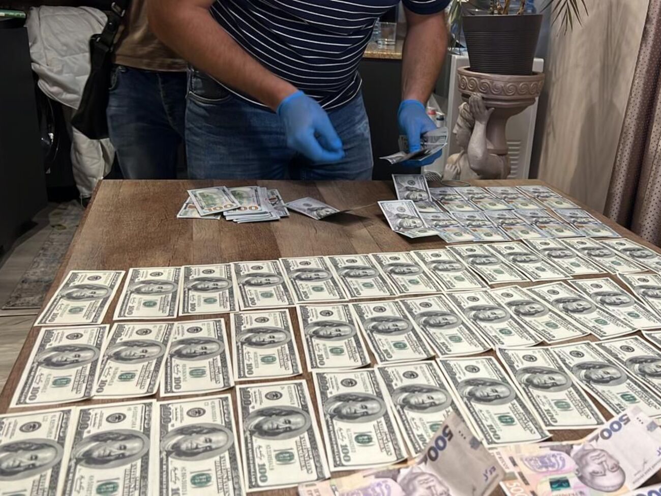 У ДБР кажуть, що затримали одного з учасників схеми під час передавання довідок й отримання за них грошей