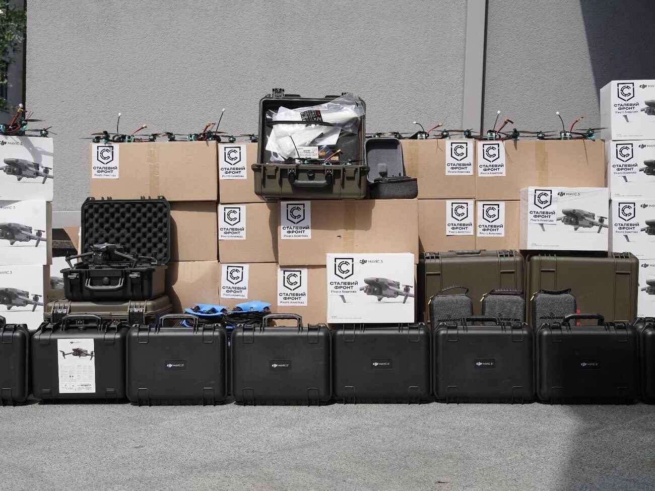В компании "Метинвест" говорят, что в нынешней фазе войны дроны крайне необходимы, но это "расходный материал", поэтому бойцы нуждаются в постоянных поставках БПЛА
