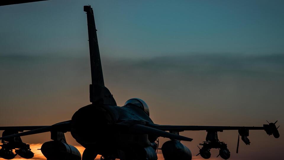 Перша група українських пілотів завершить навчання на F-16 не раніше ніж улітку 2024 року