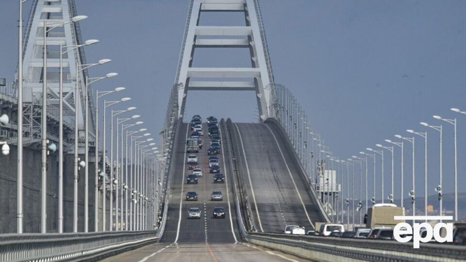 Міст через Керченську протоку працює з обмеженнями й не може забезпечити належної інтенсивності перевезень, зазначає Гуменюк