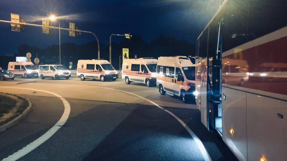 За час повномасштабної війни в Україну доправили понад 1300 медавтомобілів, зазначили в МОЗ