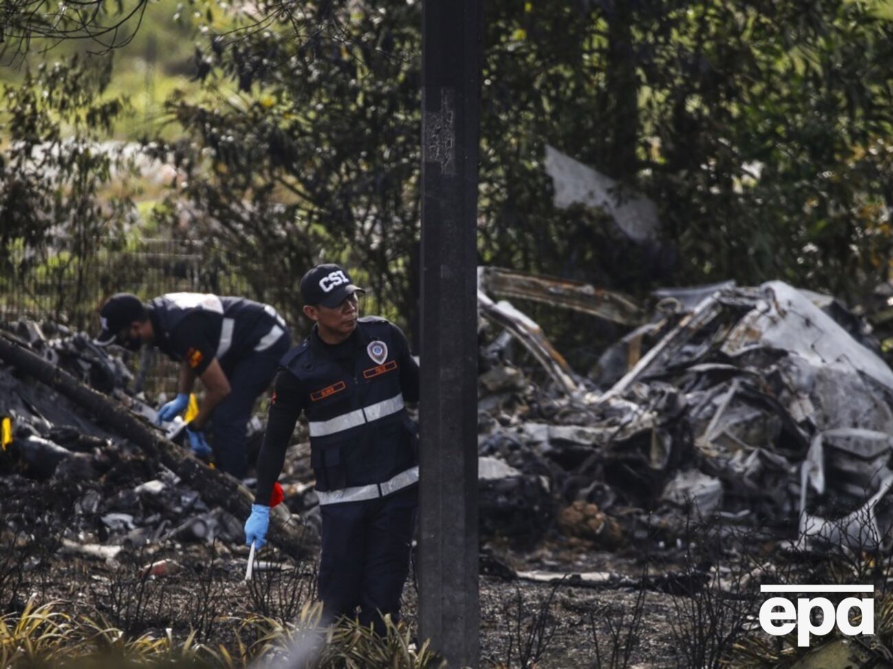 Самолет упал на автомобиль и мотоцикл