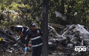 Самолет упал на автомобиль и мотоцикл